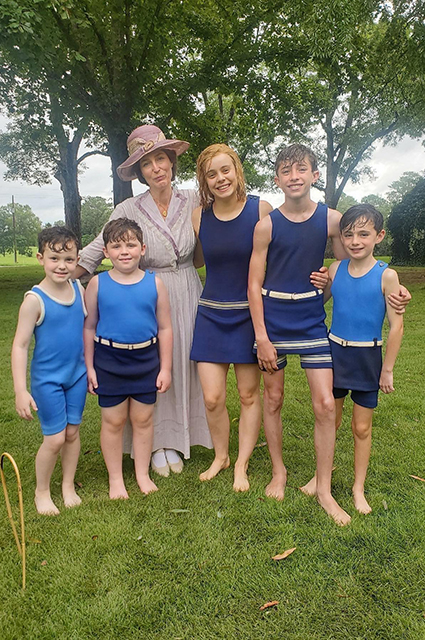 Off-duty: Джиллиан Андерсон на съемках сериала "Первая леди" Кино