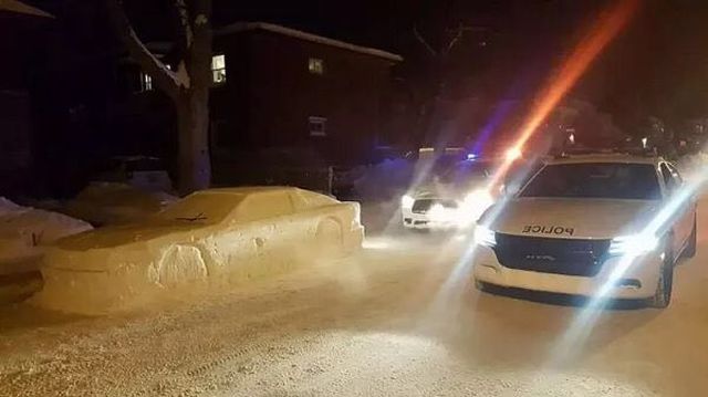 Канадец разыграл полицию с помощью снежной скульптуры (5 фото) Канадец разыграл полицию с помощью снежной скульптуры (5 фото)