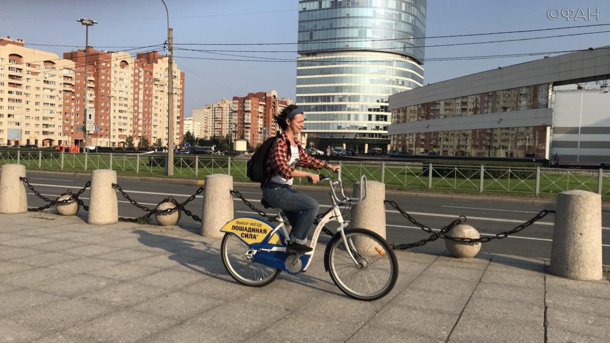 Жители Петербурга отметили день без автомобиля масштабной велопрогулкой