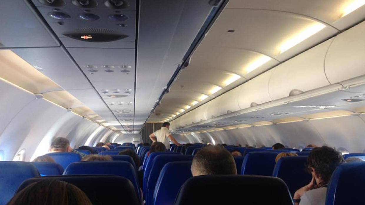 Пьяные пассажирки рейса Сочи — Москва остались в аэропорту после дебоша на борту самолета