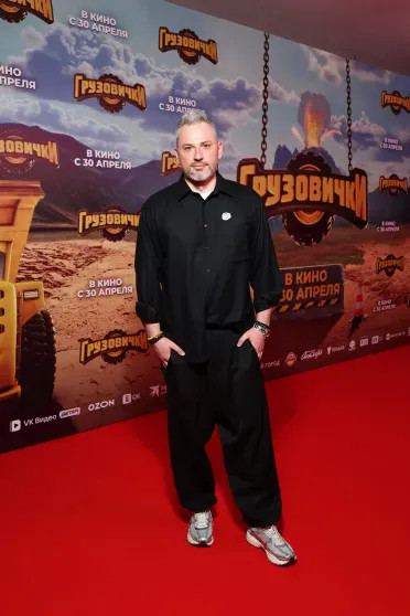 Агата Муцениеце с мужем Петром Дрангой и Фёдор Бондарчук с сыном (после новости о разводе) на премьере мультфильма 