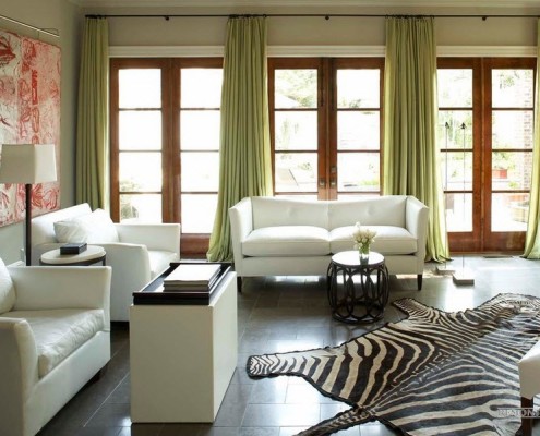 Просторная комната с зелеными шторами