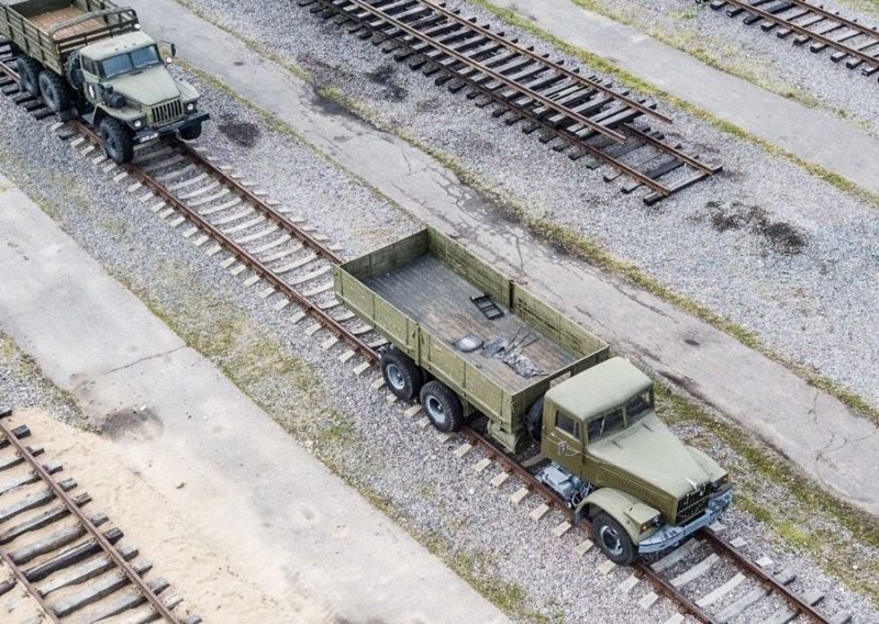 Как по рельсам. Буквально. Автомобили на железнодорожном ходу