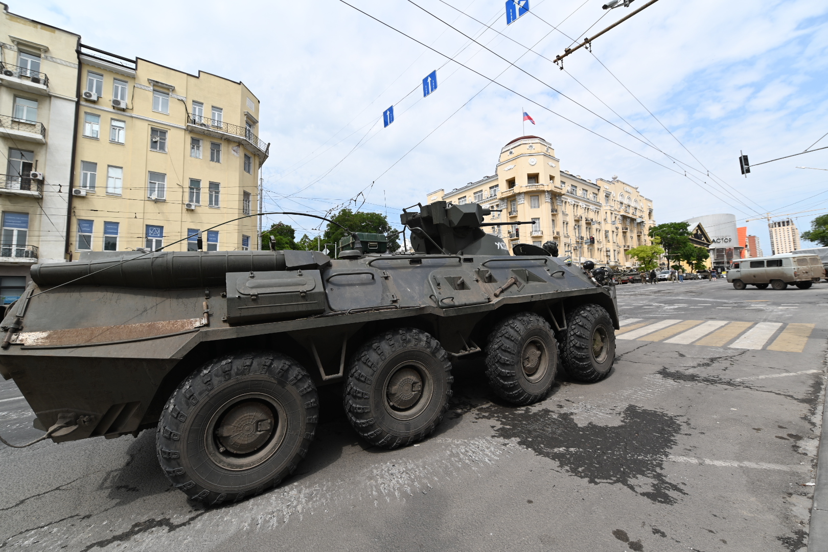 Ростов стреляли. Военная техника. Военная техника в Ростове. Военная техника под Киевом. Ростов Дон стреляют.