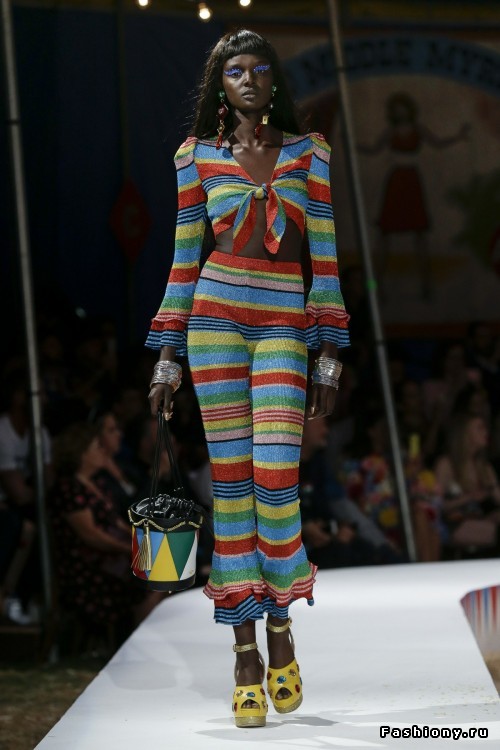 Moschino Круизная коллекция 2019 Moschino Круизная коллекция 2019