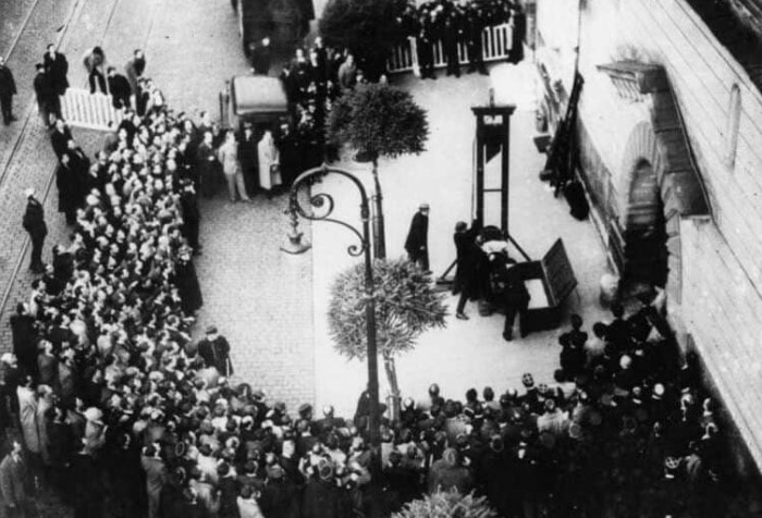 В 1939 году во Франции состоялась последняя публичная казнь через гильотину / Фото: vseznaesh.ru В 1939 году во Франции состоялась последняя публичная казнь через гильотину / Фото: vseznaesh.ru