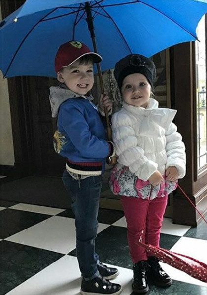 Максим Галкин показал новое фото своих детей Гарри и Лизы с зонтиками