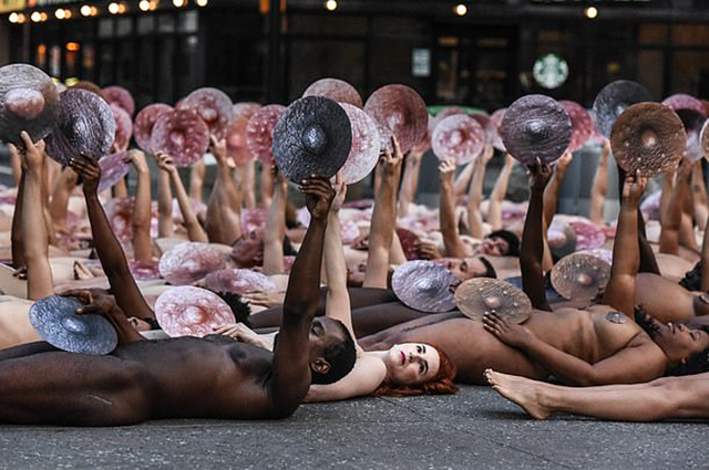 Обнаженные модели устроили акцию в знак протеста против цензуры в соцсетях wethenipple,Новости красоты