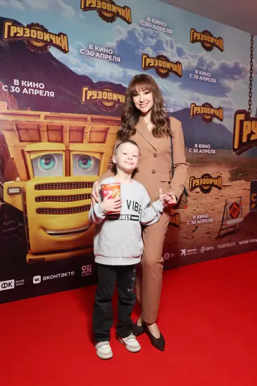 Агата Муцениеце с мужем Петром Дрангой и Фёдор Бондарчук с сыном (после новости о разводе) на премьере мультфильма 