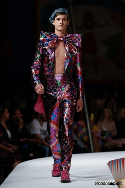 Moschino Круизная коллекция 2019 Moschino Круизная коллекция 2019