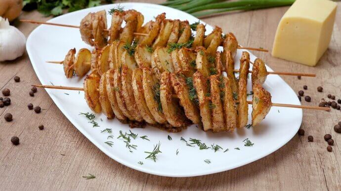 жареная картошка на шпажках