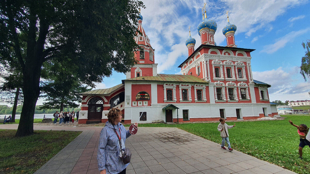 Экскурсовод в Угличе просила нас накопить денег и вернуться вновь на следующий год. Почему? царевича, Димитрия, крови, экскурсии, города, несколько, этому, одной, месте, церковь, котором, глазах, жизни, впечатление, город, всего, осталось, Углич, Отработала, жаловалась