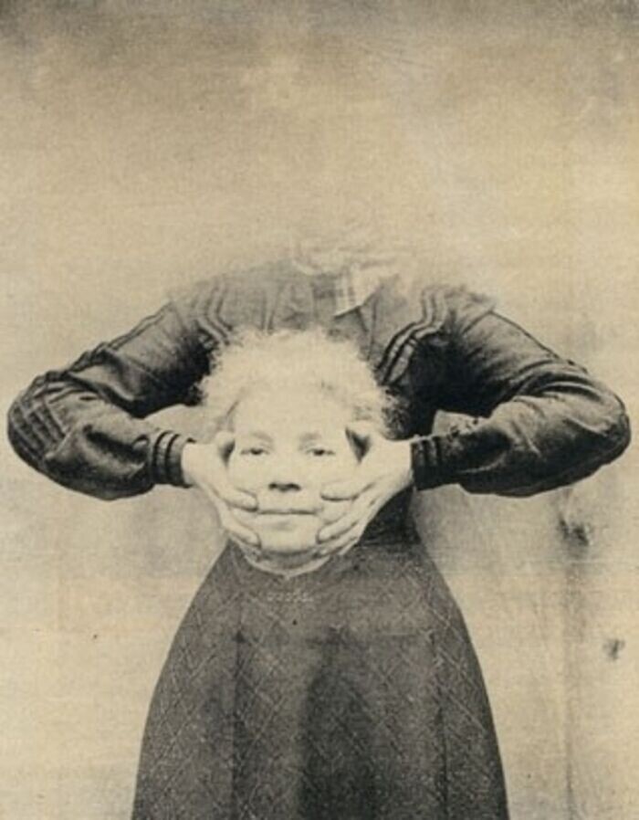В Британии 19 века было модно фотографироваться "без головы". Чтобы получить такое фото, фотографы объединяли несколько негативов. "Фотошоп" того времени