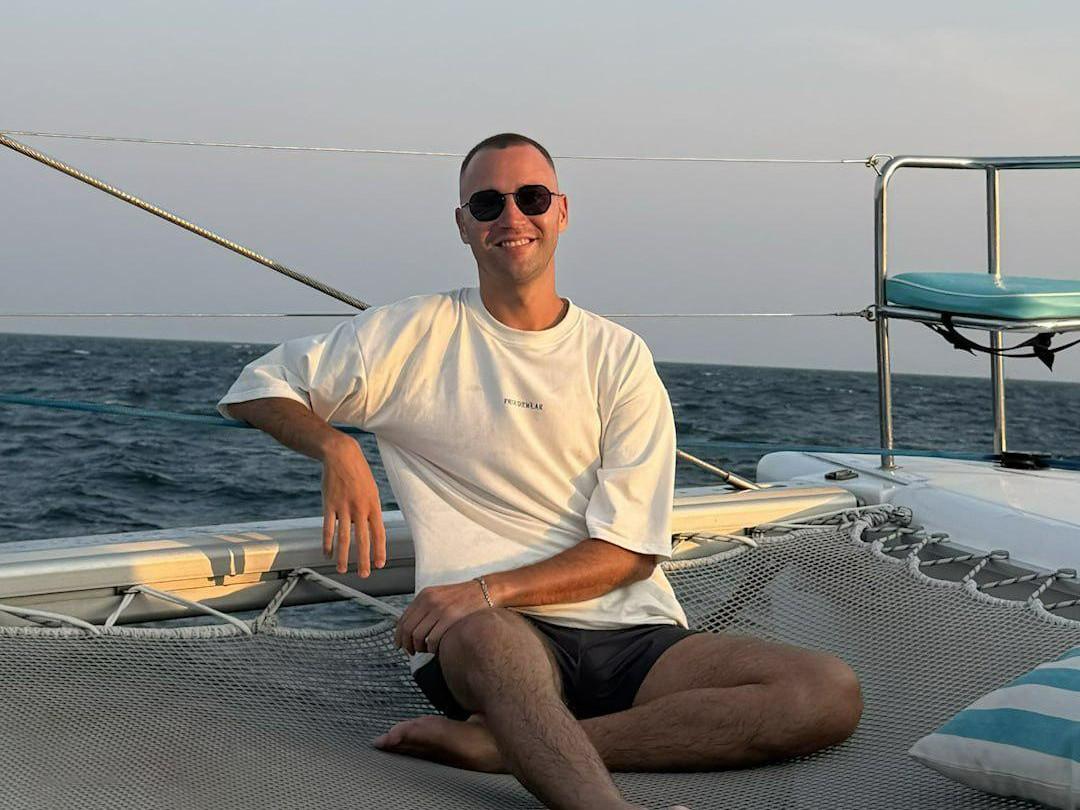 Почему все ставят на аватар фото парня из Новосибирска: мужчина стать мемом за несколько дней Алексей, Алексея, только, аватар, блогер, недавно, мужчина, странице, активно, тренды, стали, флешмоб, буквально, делится, вирусного, каждый, ставят, пользователи, трендом, которые