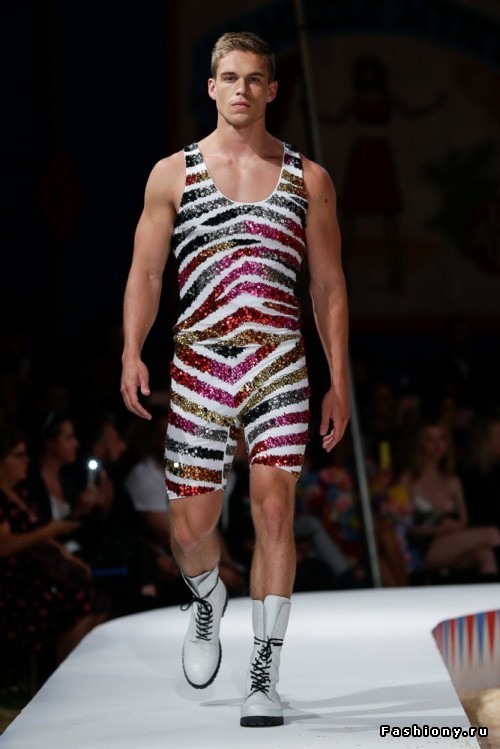 Moschino Круизная коллекция 2019 Moschino Круизная коллекция 2019