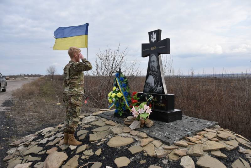 Полковник ВС США с черепом на рукаве прибыла на Донбасс Донбассе, Стюарт, ситуации, против, давно, захоронения, памяти, отдала, батальонов, националистических, украинских, бойцов, ополченцами, погибших, военнослужащих, посетила, «защите, Делегация, белогвардейцев, также