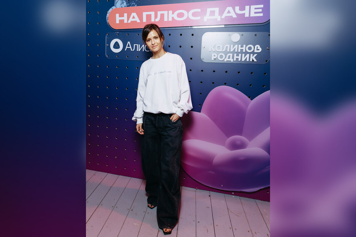Актриса Аксенова пришла на фестиваль в толстовке и широких джинсах