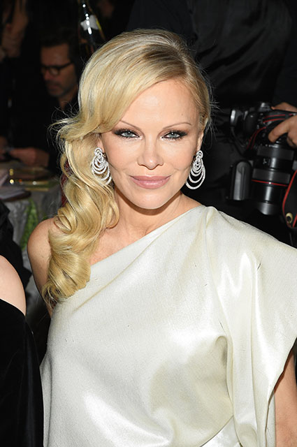 Моника Беллуччи и Памела Андерсон на гала-ужине в Париже Моника Беллуччи и Памела Андерсон на гала-ужине в Париже звездный стиль