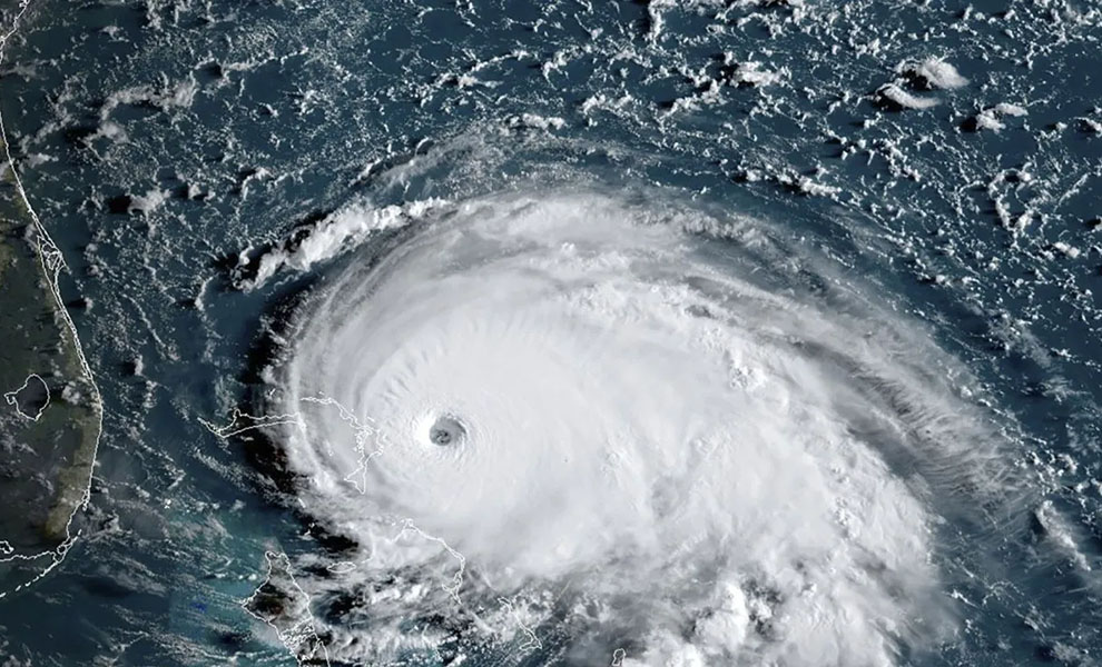 Люди отправили судно-дрон в центр урагана в Атлантике и сняли, что происходит в середине шторма: видео
