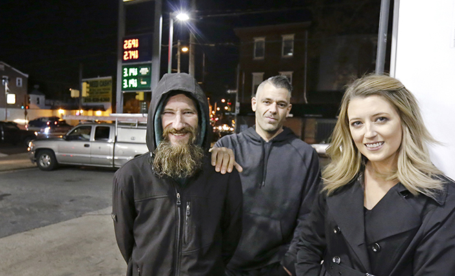 Бездомный отдал последние 20 долларов женщине, у которой кончился бензин. Через 3 месяца он стал богат Культура