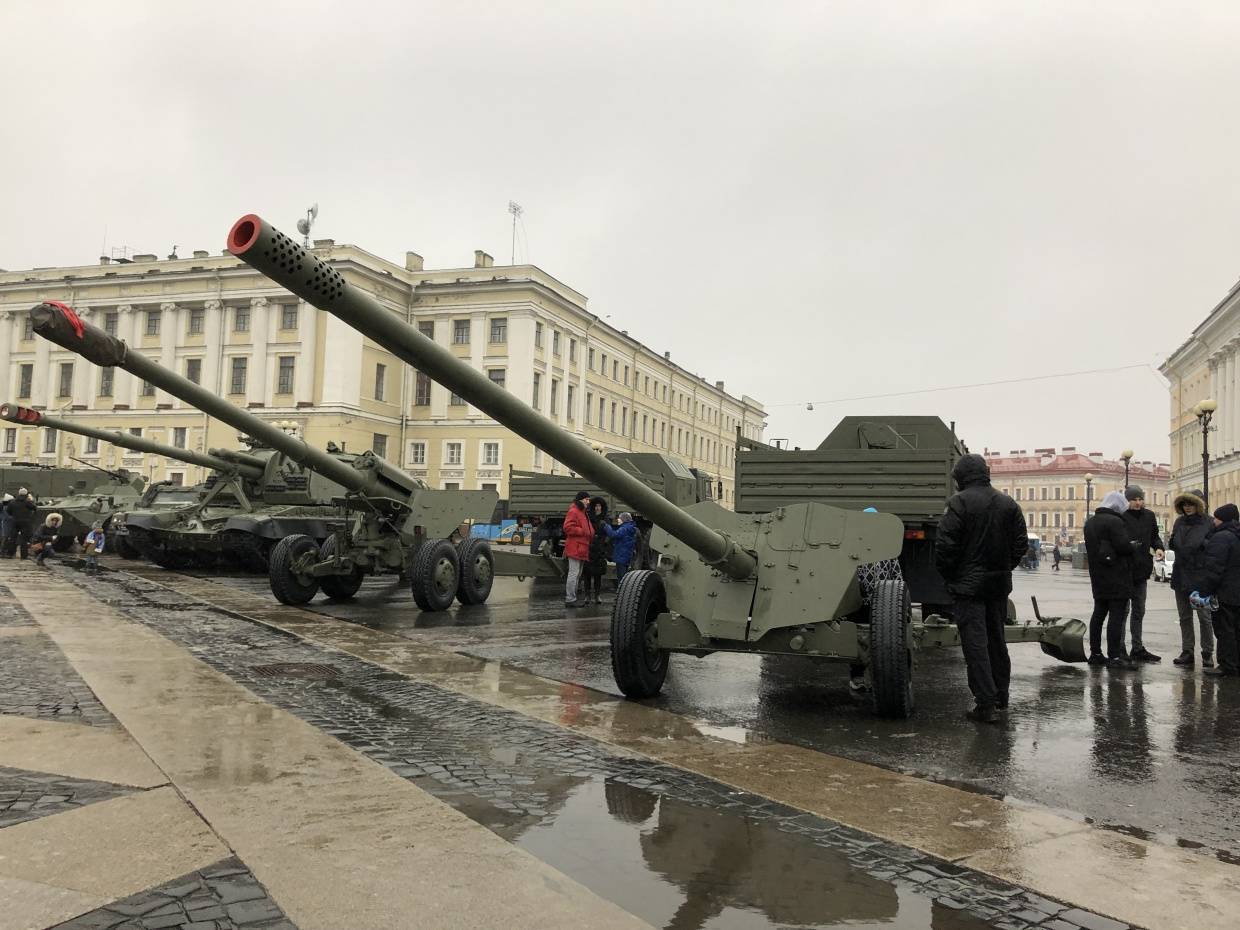 Петербург техник. Дворцовая площадь Военная техника. Военная техника на Дворцовой площади. Выставка военной техники в Санкт-Петербурге. Выставка военной техники СПБ.