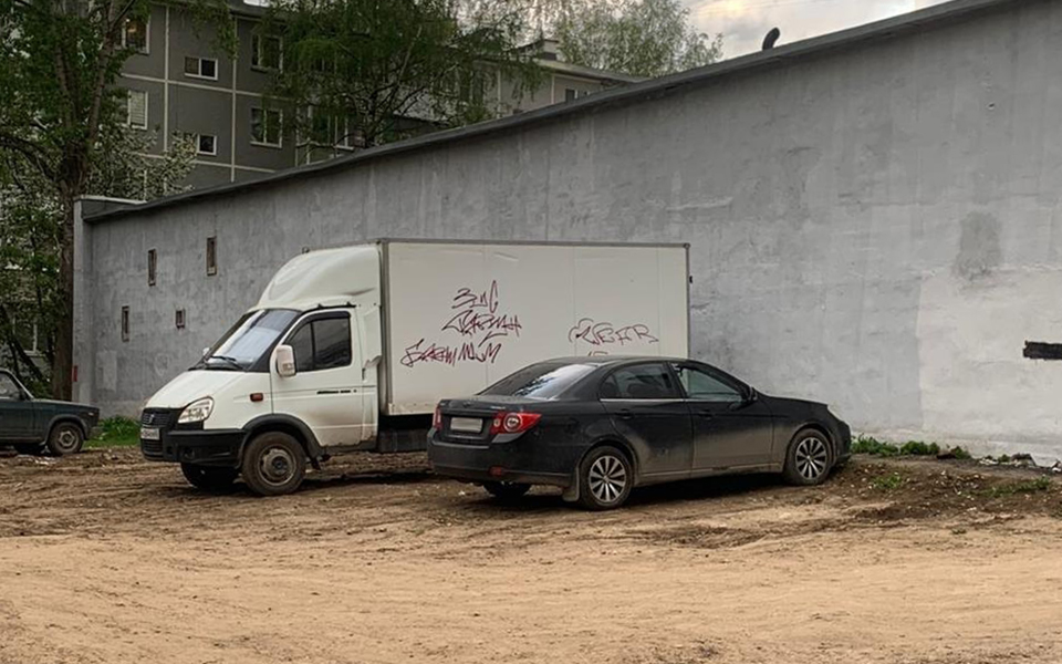 Вандалы разрисовали кузов «ГАЗели» в Рязани
