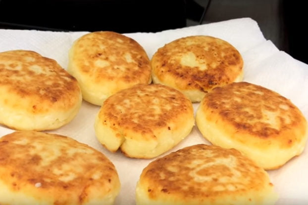 Готовые сырники на салфетке