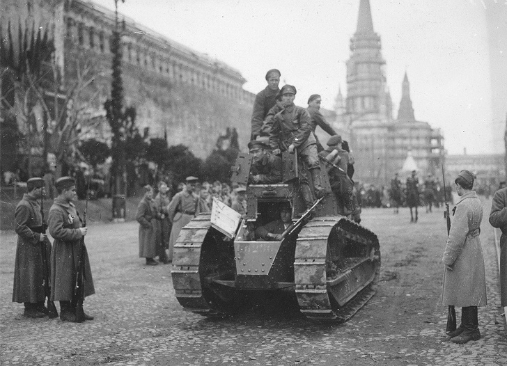 Трофейный танк Renault FT-17 на параде 1 мая 1919 года. Кстати, обратите внимание на пилотки у солдат рядом: их ввели в качестве головного убора для курсантов в январе 1919 года. Фото из архива ЦМВС.