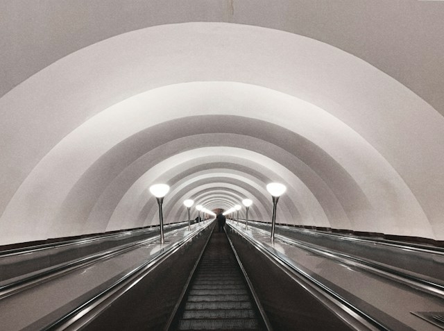 В метро Петербурга между «Садовой» и «Спасской» остановилась часть эскалаторов