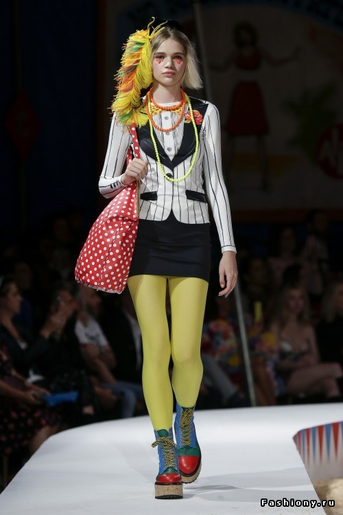 Moschino Круизная коллекция 2019 Moschino Круизная коллекция 2019