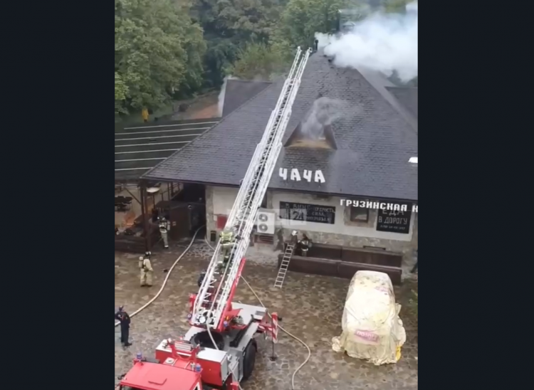 В Горячем Ключе на трассе загорелся ресторан: более 20 спасателей тушили пожар