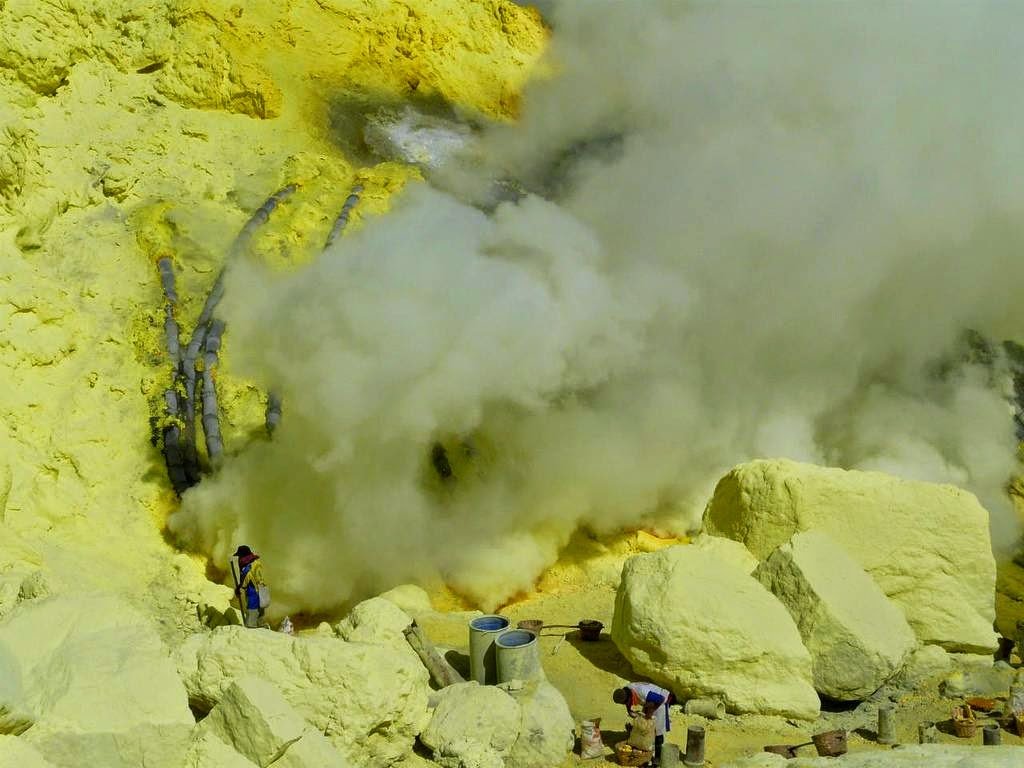 Иджен: Вулканическая серная шахта в Индонезии будет, можно, работают, здесь, каждый, около, спускают, куски, Затем, которую, нужно, шахтеры, часто, вулкана, когда, добыть, видение, страдают, выглядит, озера