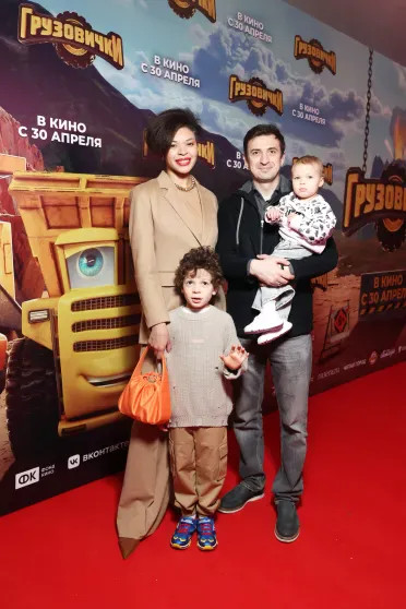 Агата Муцениеце с мужем Петром Дрангой и Фёдор Бондарчук с сыном (после новости о разводе) на премьере мультфильма 