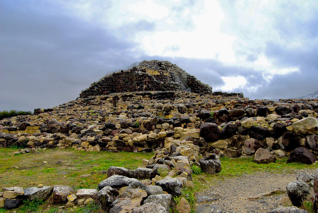 Су-Нуракси-ди-Барумини: монументальная башня древней цивилизации на территории итальянской Сардинии авиатур,автотуризм,велотуризм,виза,гид,города,заграница,Италия,мир,отдых,отпуск,поездка,путешествие,самостоятельные путешествия,страны,тур,туризм,турист,экология,экскурсионный тур