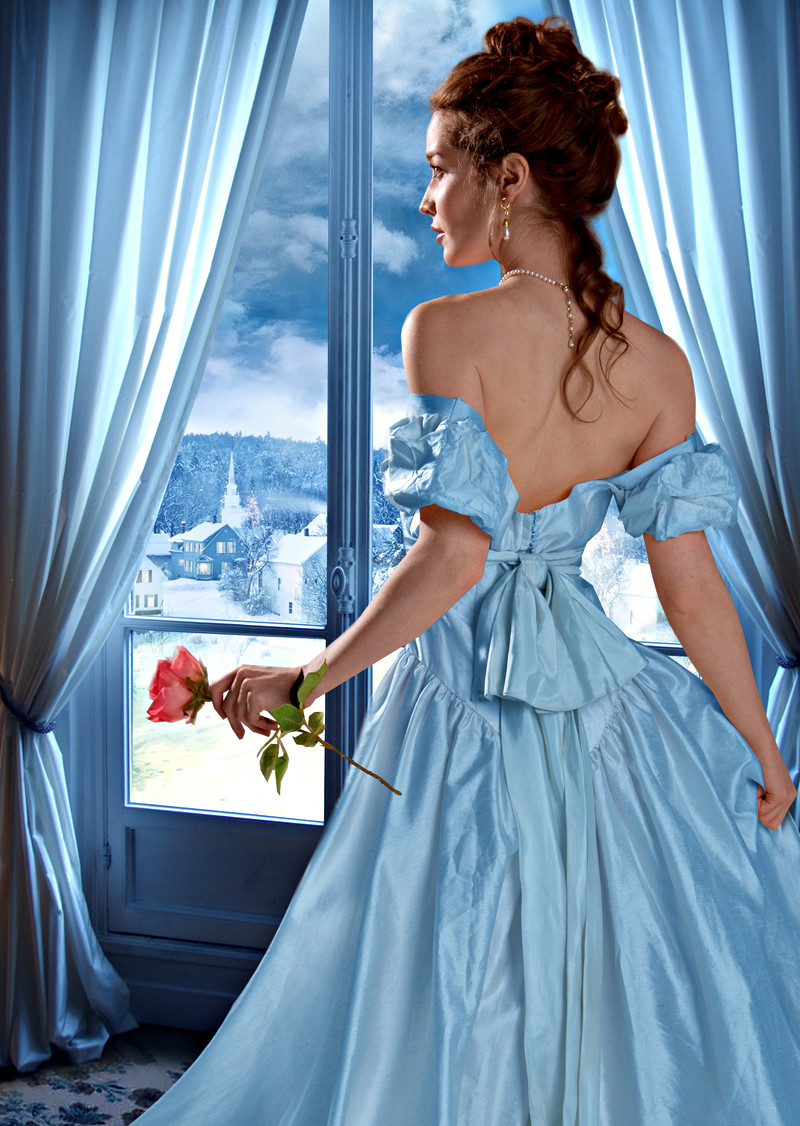 Женщина в голубом платье