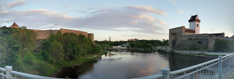 Мост между Нарвой (справа) и Ивангродом (слева)