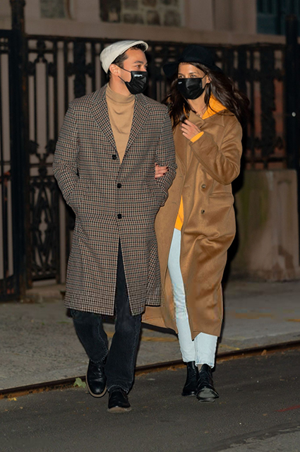 Кэти Холмс и Эмилио Витоло на прогулке в Нью-Йорке: новые снимки пары Звездные пары