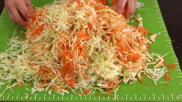 Перемешиваем капусту и морковь
