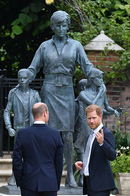 Принц Уильям и принц Гарри открыли памятник принцессе Диане в Лондоне принц, Гарри, которые, Уильяма, нашей, принцессы, Дианы, символом, всегда, также, Уильям, адрес, памятнику, стянули, закрывавший, чехол, вполне, вместе, дружески, переговаривалисьВ