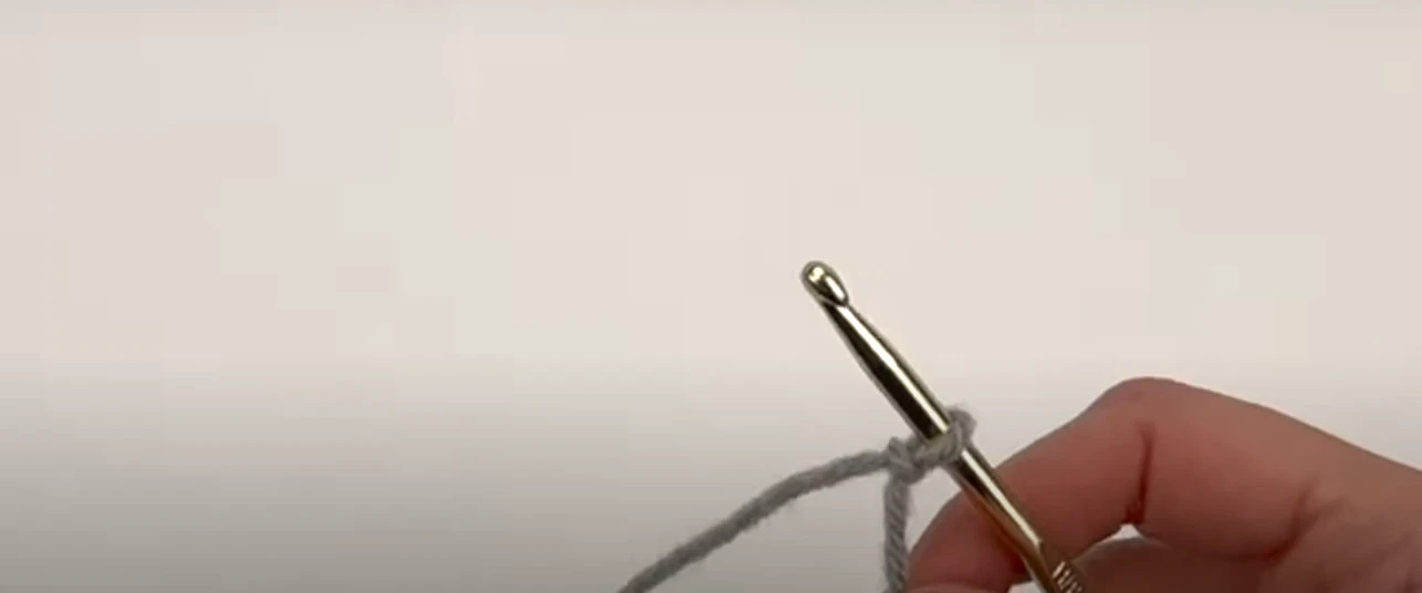 Подушка крючком: схема и описание двух простых и красивых вариантов вязание,мастер-класс