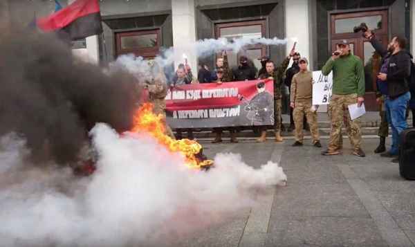 Галичина подожгла покрышки – Зеленский в тупике украина