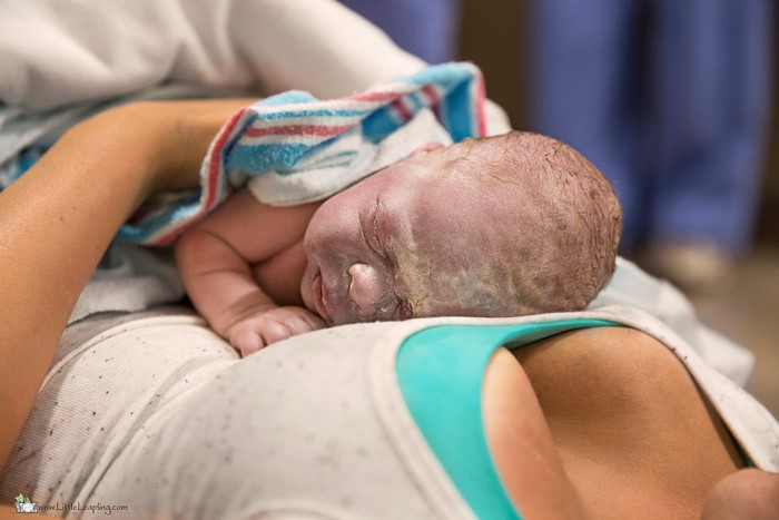 woman-birth-hallway-little-leapling-photography (14)