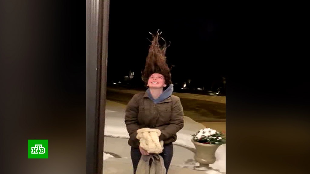 Девушка под дождем. Выйти с мокрой головой зимой. Мокрая голова на морозе. Вышла на улицу с мокрой головой. Вышла на улицу с мокрой головой.