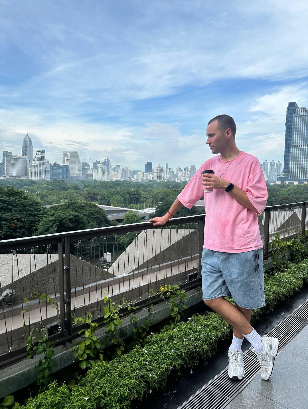 Почему все ставят на аватар фото парня из Новосибирска: мужчина стать мемом за несколько дней Алексей, Алексея, только, аватар, блогер, недавно, мужчина, странице, активно, тренды, стали, флешмоб, буквально, делится, вирусного, каждый, ставят, пользователи, трендом, которые