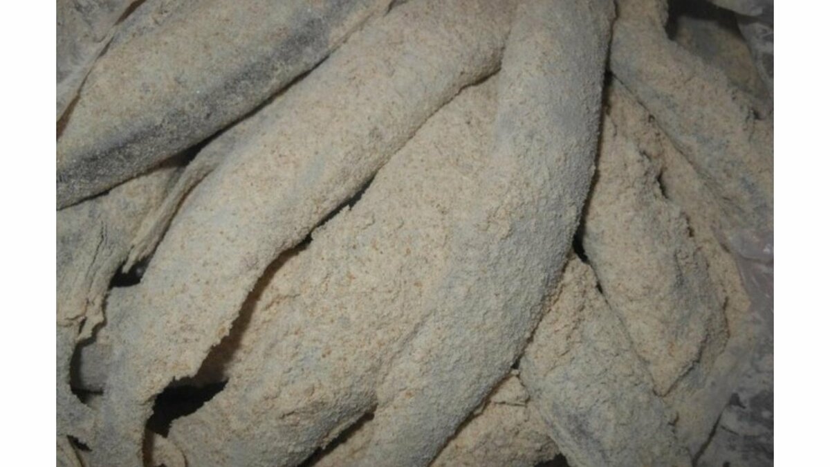 Насыпаем в целлофановый пакет три столовые ложки муки, выкладываем в пакет рыбу и встряхиванием. Наша рыба в панировке.