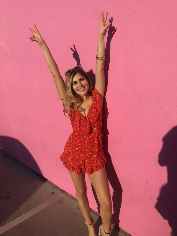 Девушки в коротких платьях