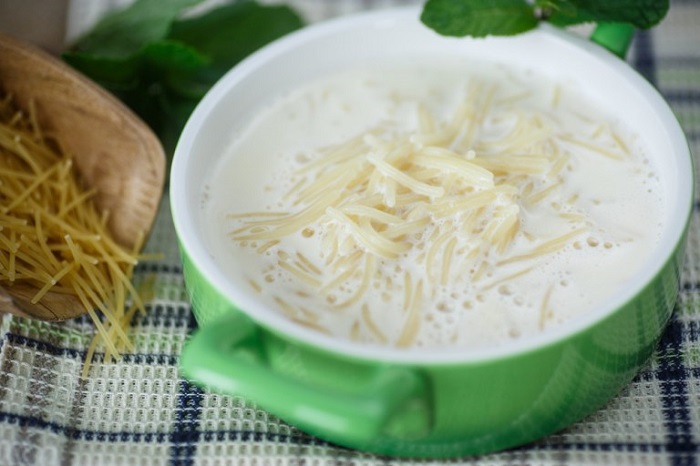 В молочный суп стоит добавить кусочек сливочного масла. / Фото: recept-borscha.ru