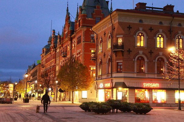 Почему в Швеции ночью во многих домах оставляют жалюзи открытыми, а в окна ставят свечи и лампы? где и как,идеи для дома,интерьер и дизайн,кто