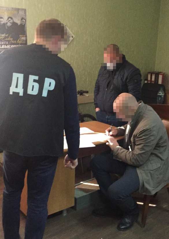 На Украине полицейские продали изъятое ими у грабителя золото (ФОТО) | Русская весна