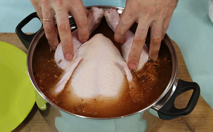 «Моченая» курица в духовке: за 1,5 часа мясо становится нежнее паштета и можно не жевать